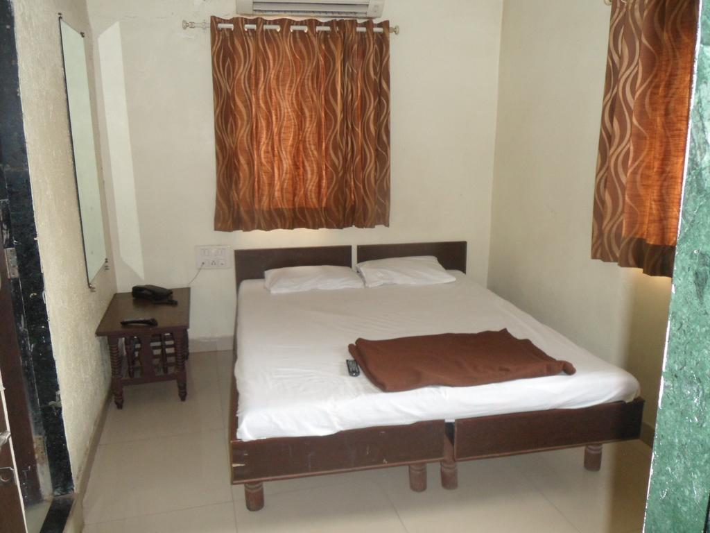 Hotel Atithi อาเมดาบัด ภายนอก รูปภาพ