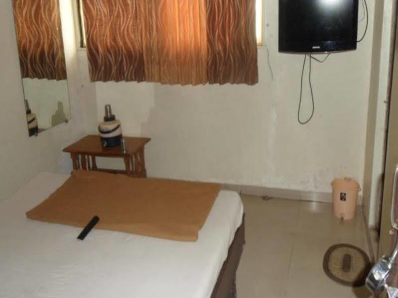 Hotel Atithi อาเมดาบัด ภายนอก รูปภาพ